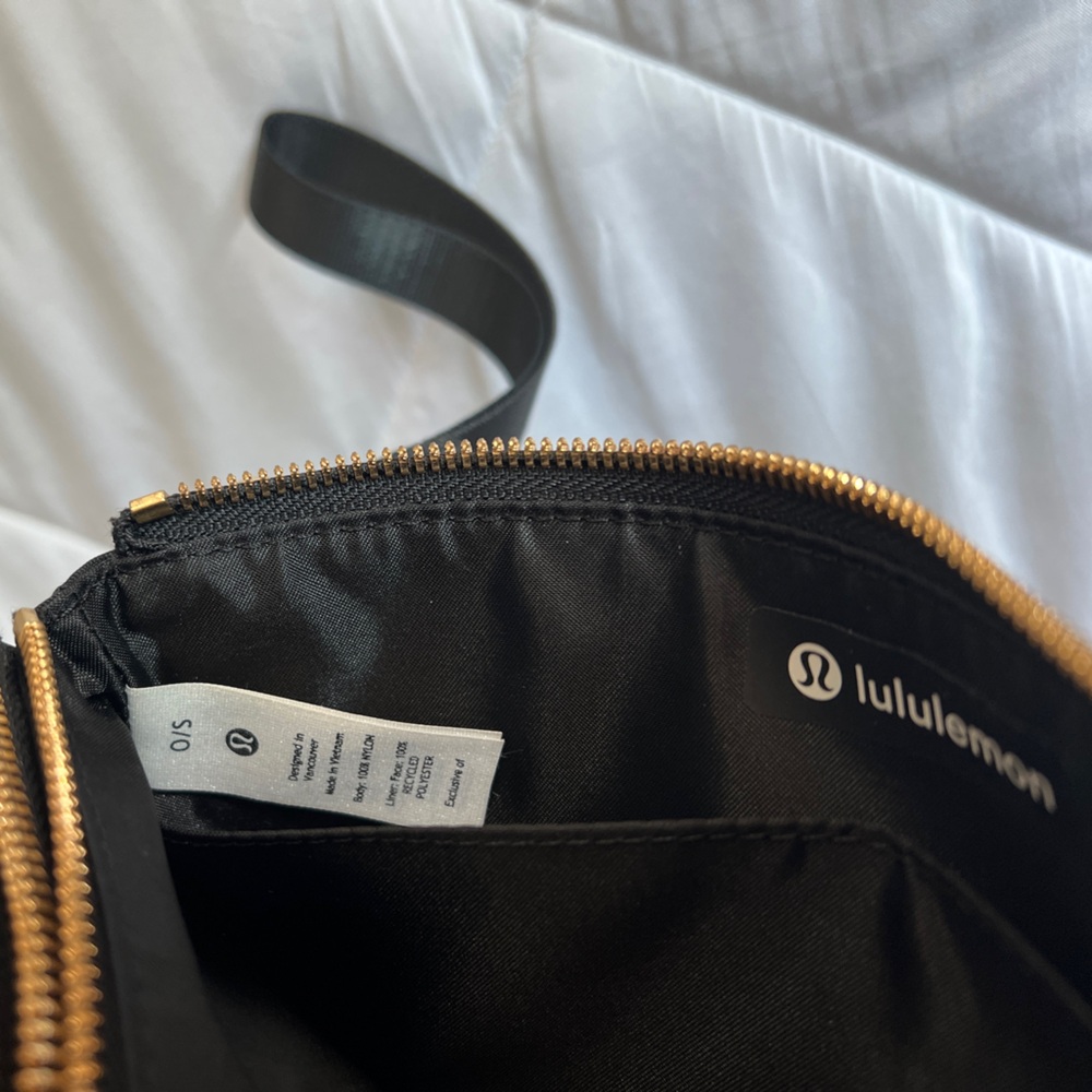 NWOT Lululemon Curved Wristlet in Black with Gold Hardware - Picture 10 of 11